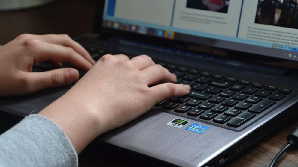 Los insólitos resultados que encontró una joven al revisar el historial de la computadora de su Universidad.