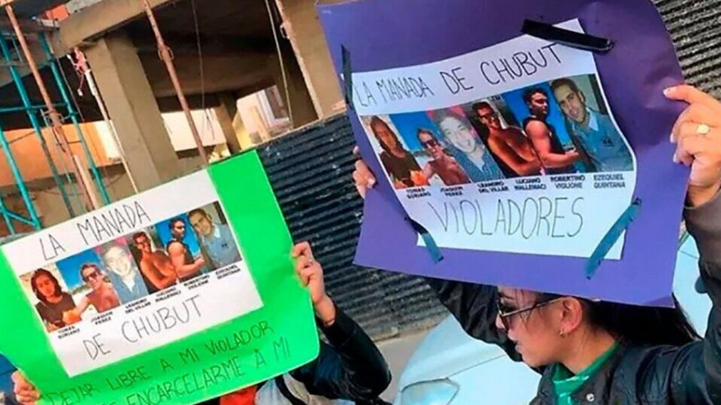 Organizaciones feministas que aguardaron durante toda la mañana el fallo se manifestaron frente al edificio.