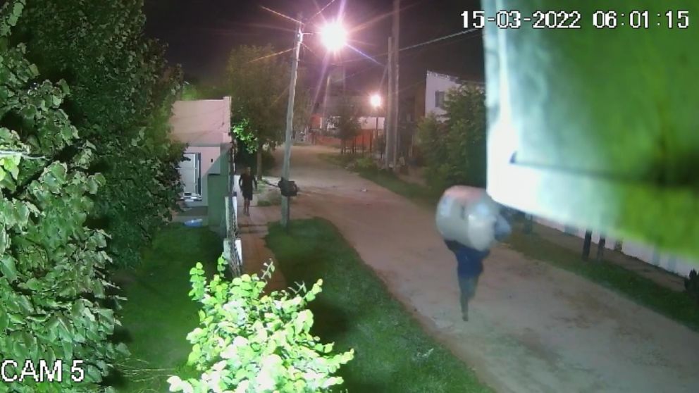 El accionar de los ladrones fue captado por las cámaras de vigilancia de la zona.