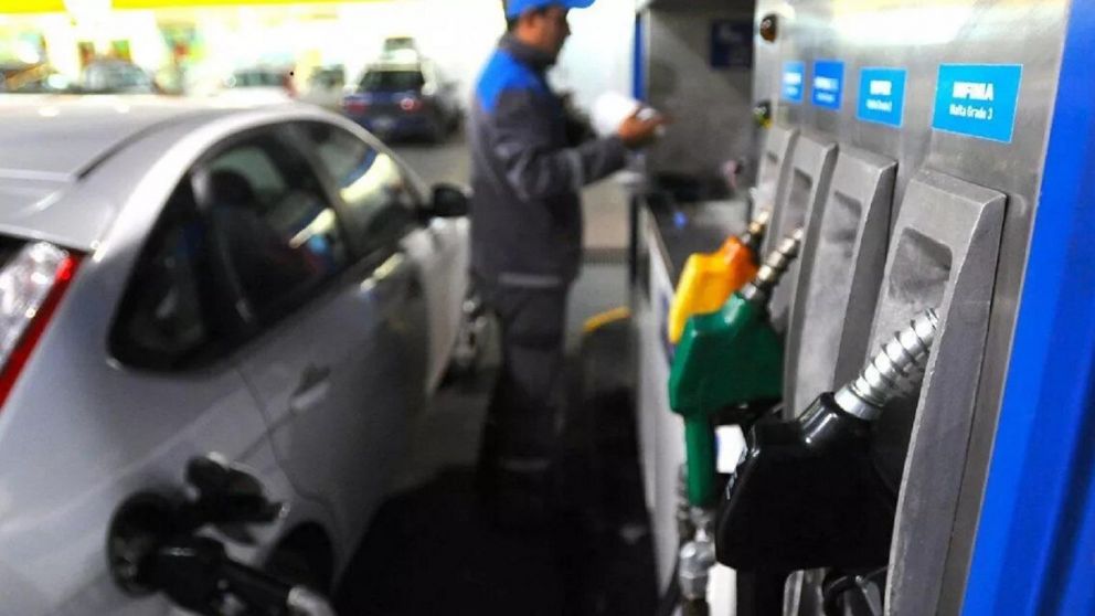Un usuario de Twitter "denunció" que cargó $5.990 de combustible y terminó pagando $9.346.