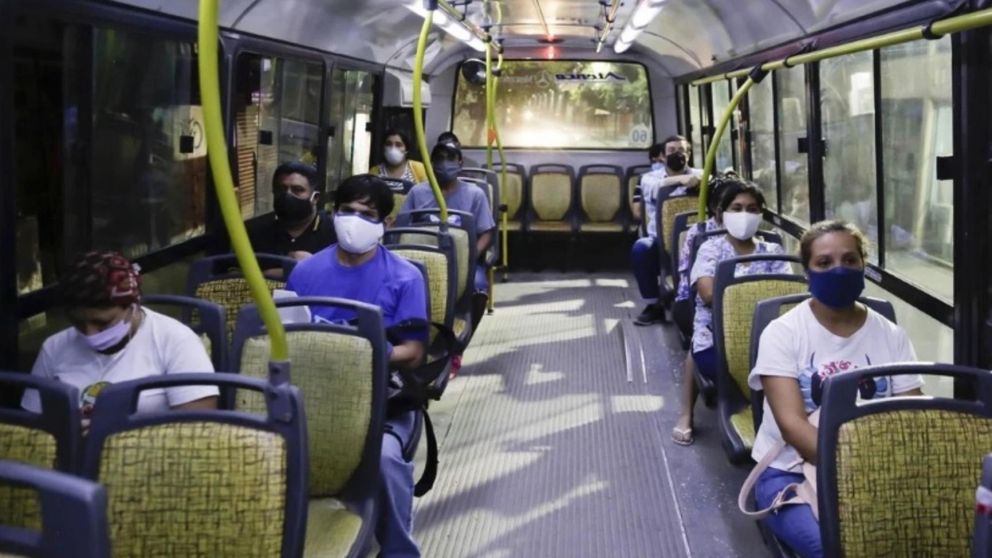 La utilización de la mascarilla, desde el lunes, será optativa en los colectivos, los comercios y las dependencias municipales (Foto Télam).