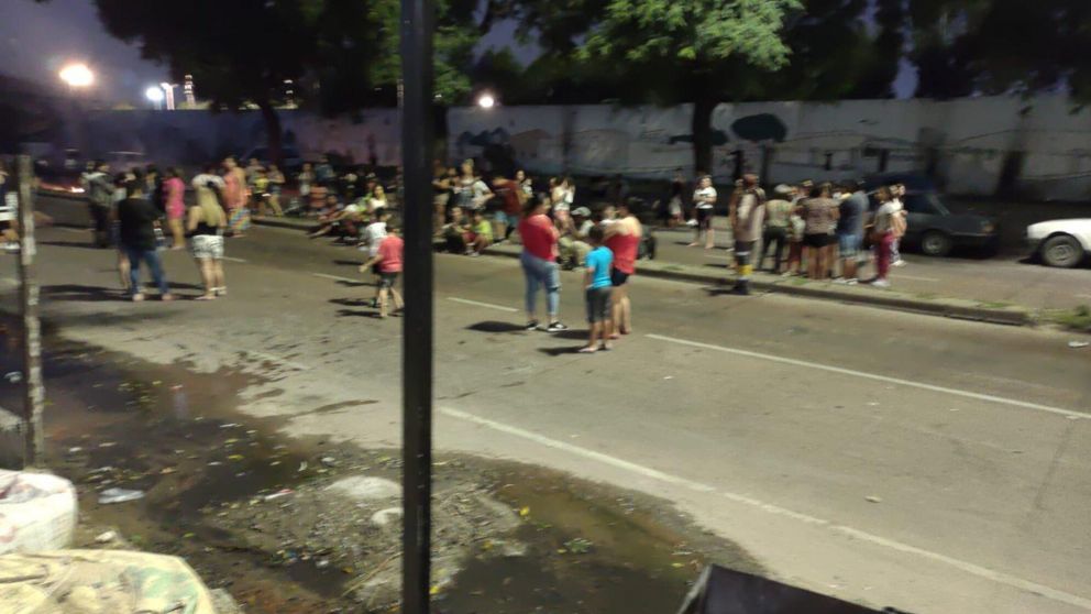 Vecinos se concentran en el lugar para pedir justicia.