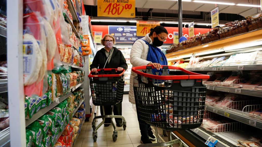 Los aumentos de precios se sienten en las góndolas de los supermercados.