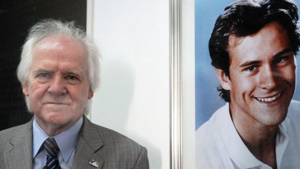 Juan Carlos Blumberg junto a la foto se su hijo asesinado tras ser secuestrado