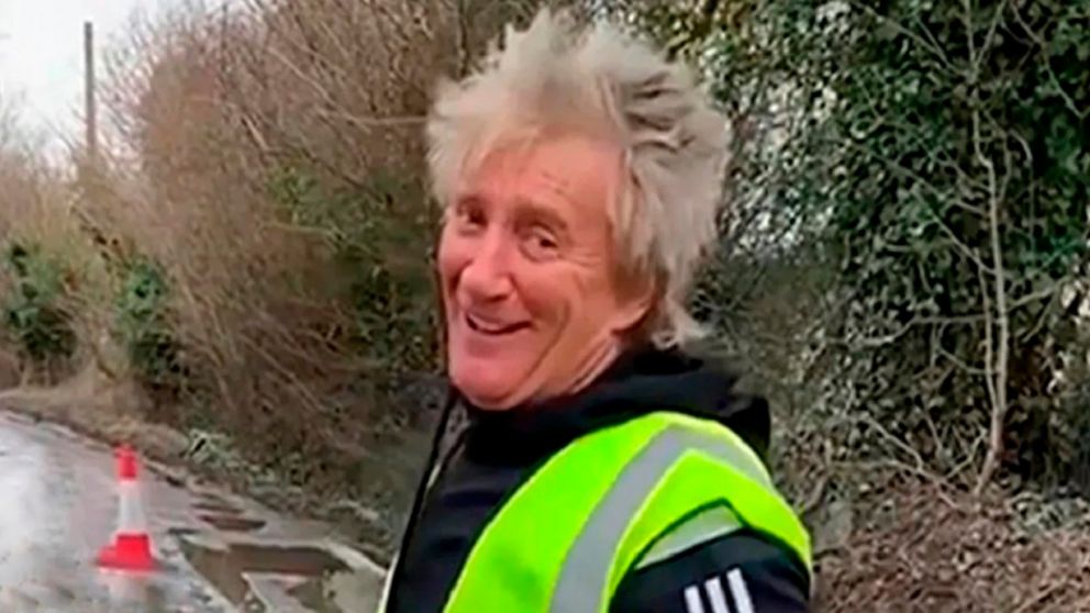 Rod Stewart agarró una pala para pavimentar su calle y lo compartió en Instagram.