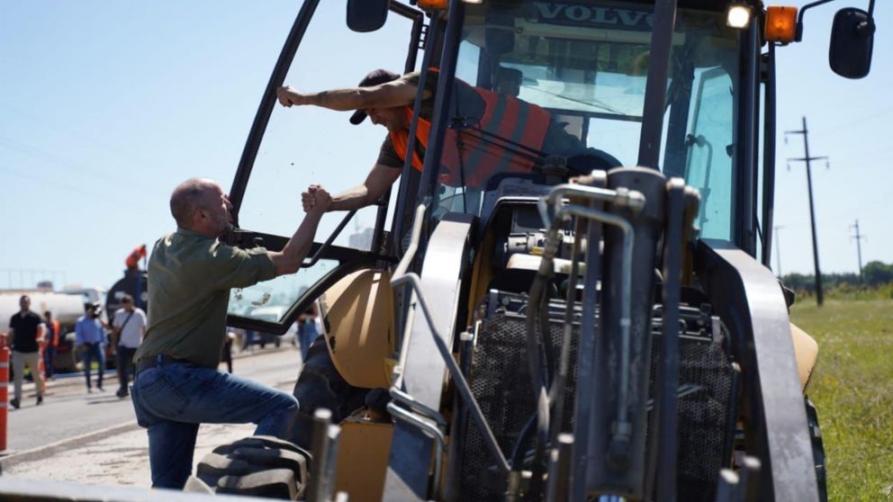 Insaurralde aprovechó la recorrida para saludar a los trabajadores vinculados a la obra.