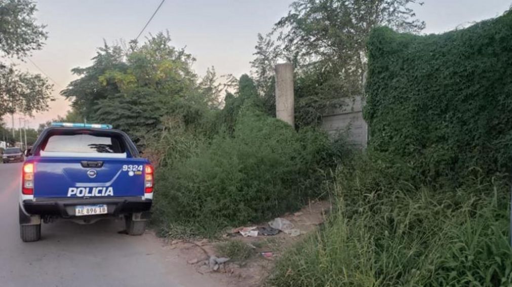El cuerpo sin vida del bebé fue hallado en un descampado del barrio Parque República, en la zona oeste de la capital provincial (Gentileza ElDoce.tv).