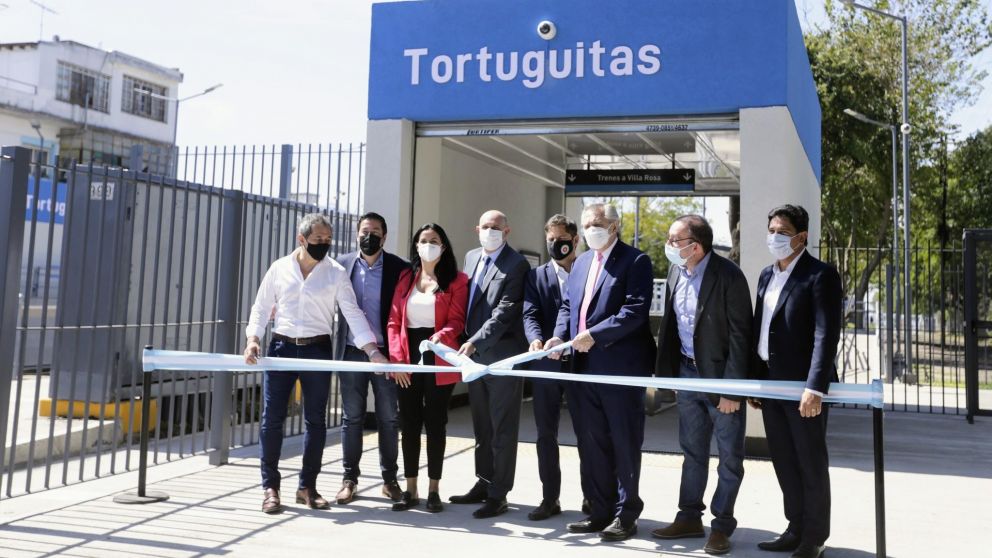 El momento del tradicional corte de cintas para dejar inauguradas las instalaciones ferroviarias.