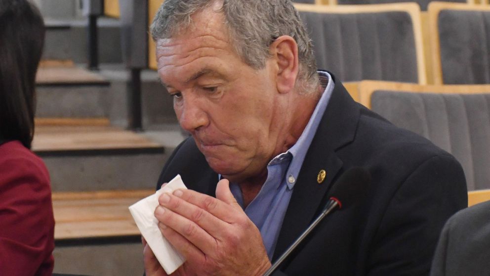 Macarrón solicitó un pañuelo en la mitad de su declaración para secarse las lágrimas.