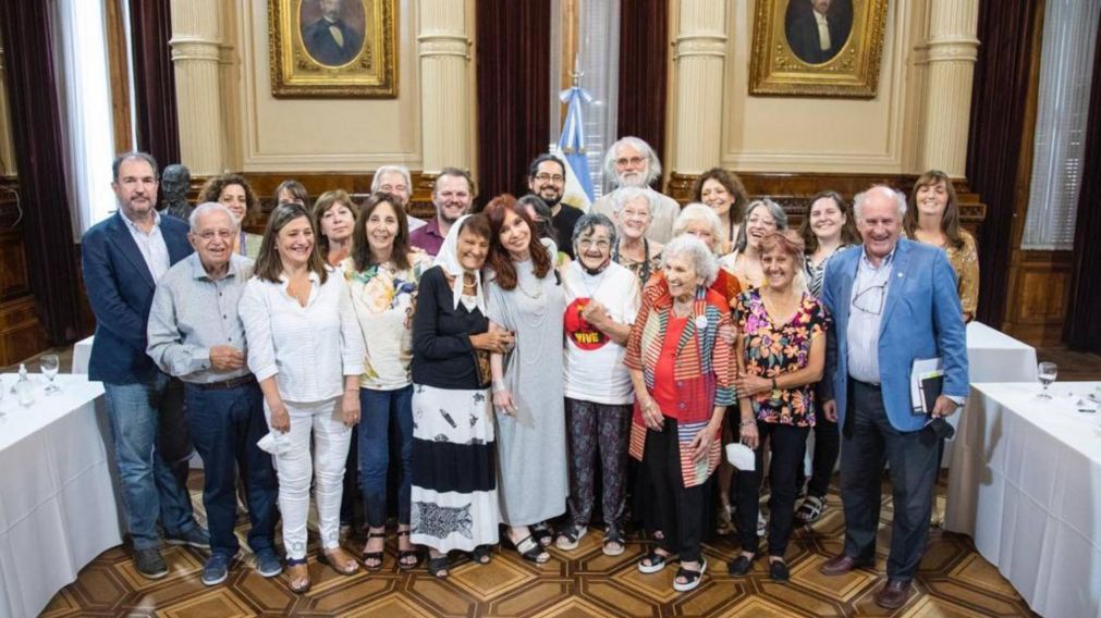 Cristina Kirchner y los dirigentes de DDHH, en una foto tras la reuni�n.