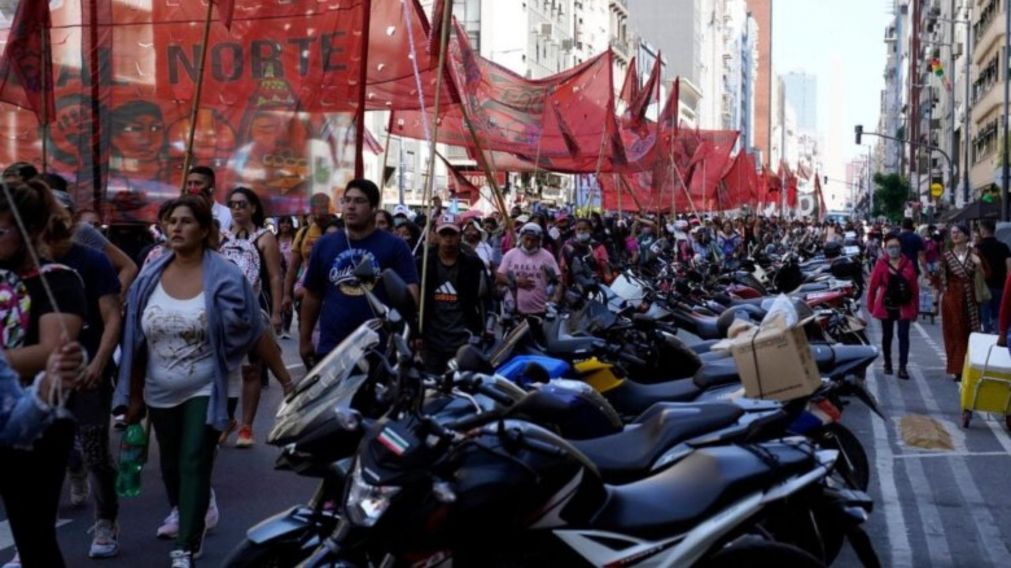 Las calles del centro de la Ciudad de Buenos Aires se encuentran atestadas de gente.