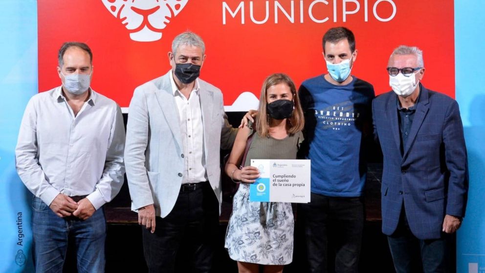 Julio Zamora y Jorge Ferraresi entregaron cr�ditos Casa Propia a familias de Tigre.