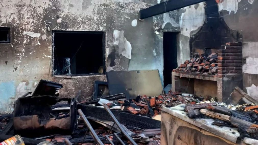 Así quedó la casa tras el ataque del vecino.