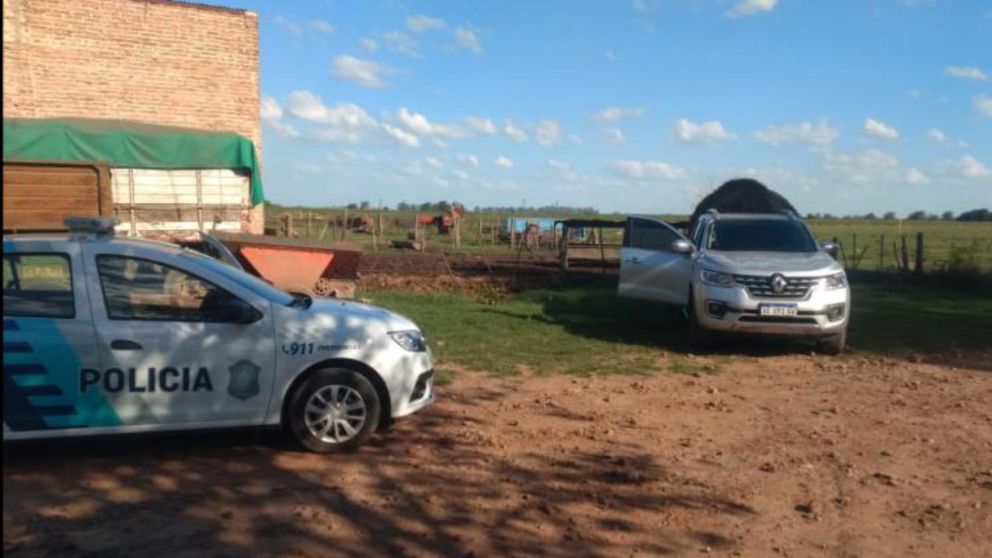 Los efectivos policiales concurrieron al escenario del doble crimen (Gentileza Diario La Opinión).