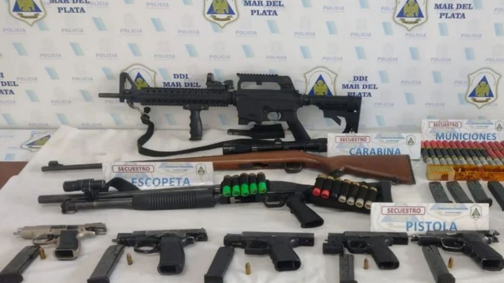 Las armas secuestradas en el allanamiento.