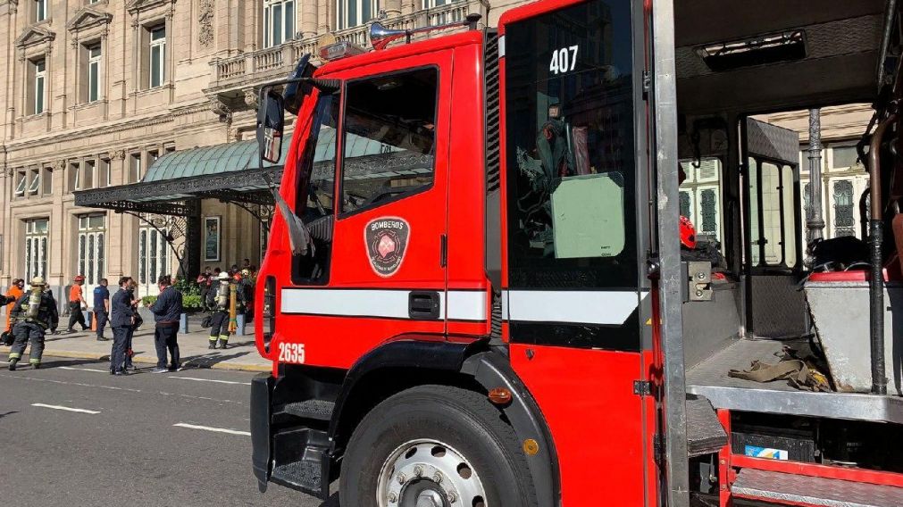 El sistema de alarmas contra incendios del Teatro Colón se activó cerca de las 9 de este viernes (@EmergenciasBA).