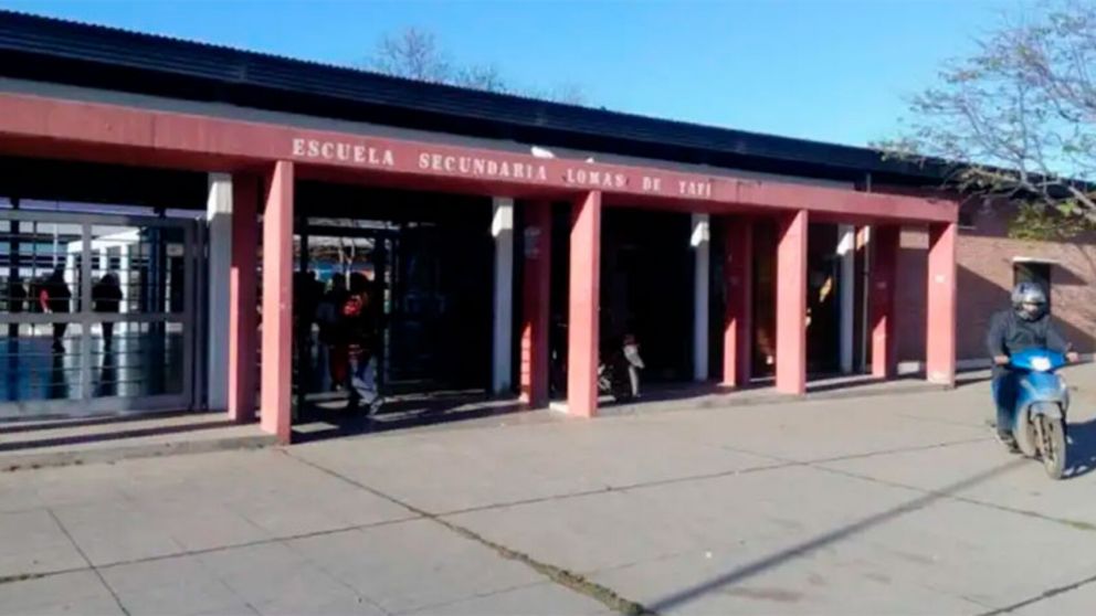 Docente fue asaltado, persiguió a los motochorros, los atrapó y descubrió que una era un ex alumno.