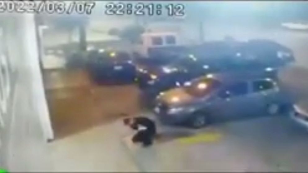 Así unos bomberos voluntarios lograron salvarle la vida a una bebé de un mes que no podía respirar (imagen captura vídeo).