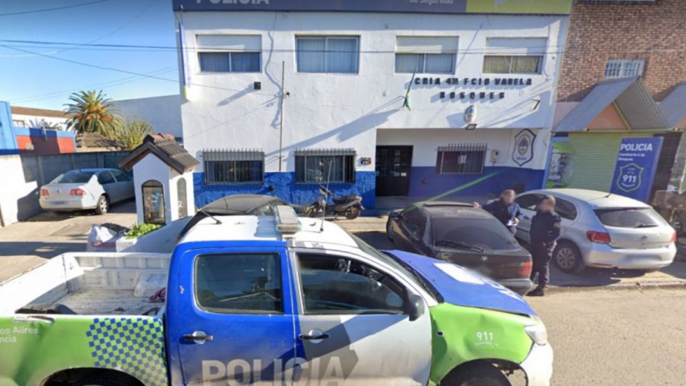 Los efectivos policiales de la comisaría de Bosques intentan localizar al responsable del crimen.