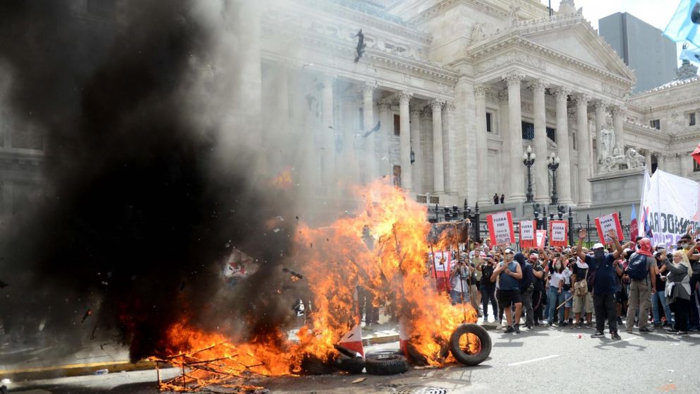 Los incidentes frente al Congreso dejaron ocho heridos y un detenido (Crónica//Hernán Nersesián).