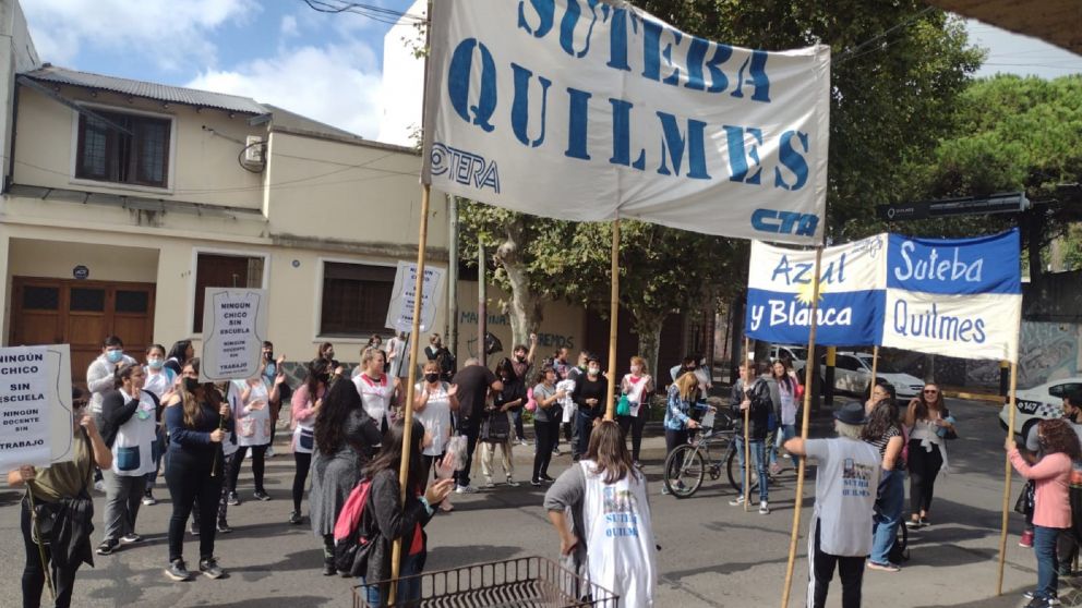 Docentes quilmeños reclamaron la continuidad del programa ATR