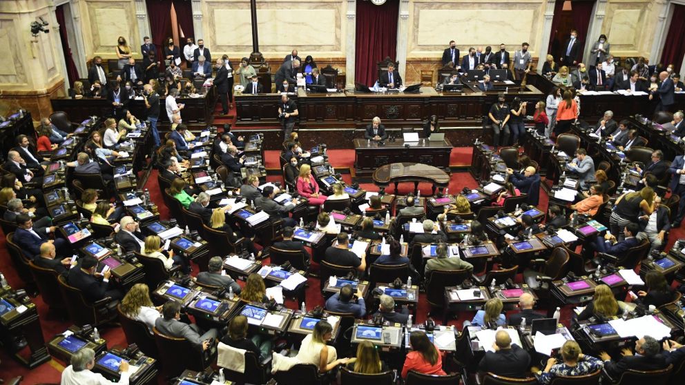 La sesión empezó poco después de las 14 horas en el recinto de la Cámara baja.