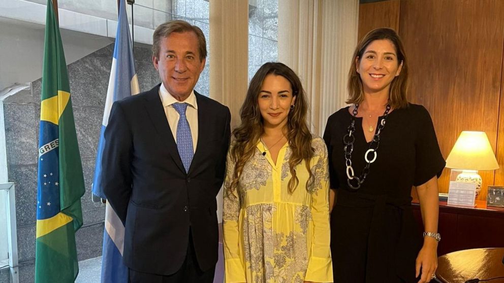 Thelma Fardin y su abogada, reunidas con el cónsul general en Brasil