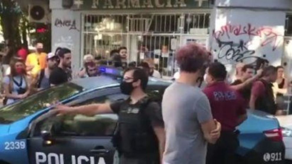 La violaci�n grupal fue cometida adentro de un auto que permanec�a estacionado en la calle Serrano al 1300.