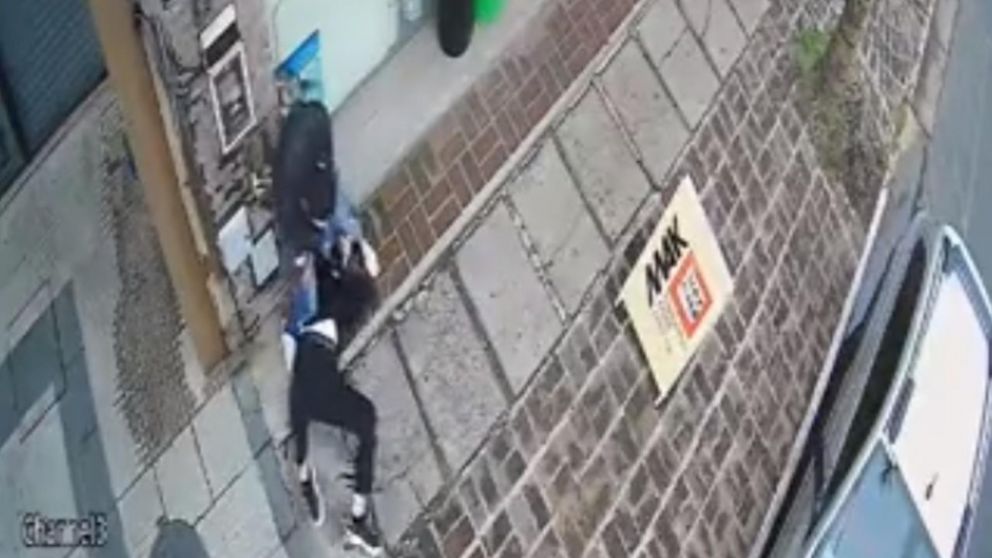 El momento del ataque del delincuente contra la mujer de 66 años en Ciudad Evita (Captura de video).