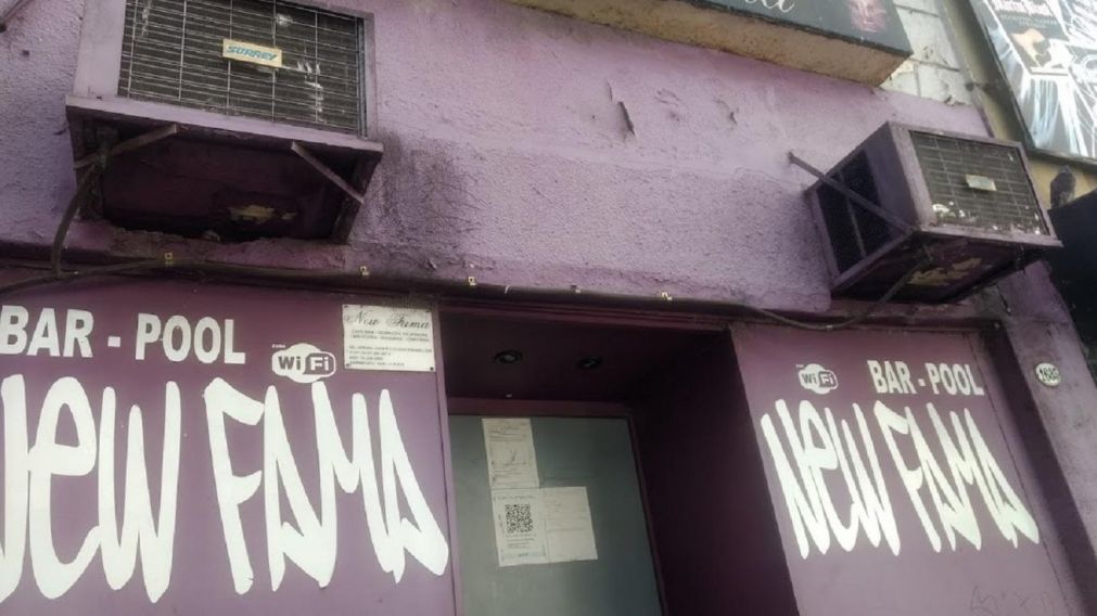 La víctima estaba en la puerta de un bar cuando recibió la agresión de un "amigo" (Imagen ilustrativa).