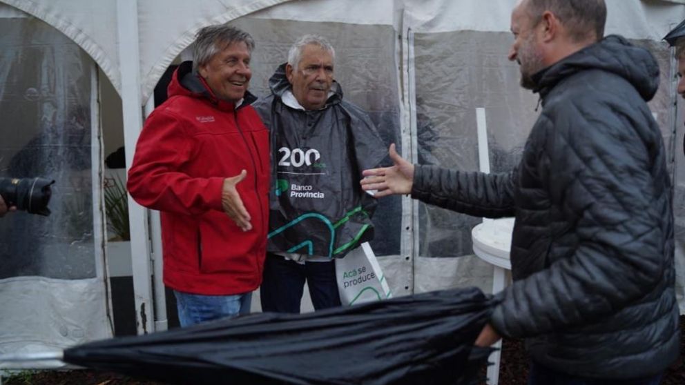 Insaurralde aprovechó la visita para dialogar con productores y expositores.