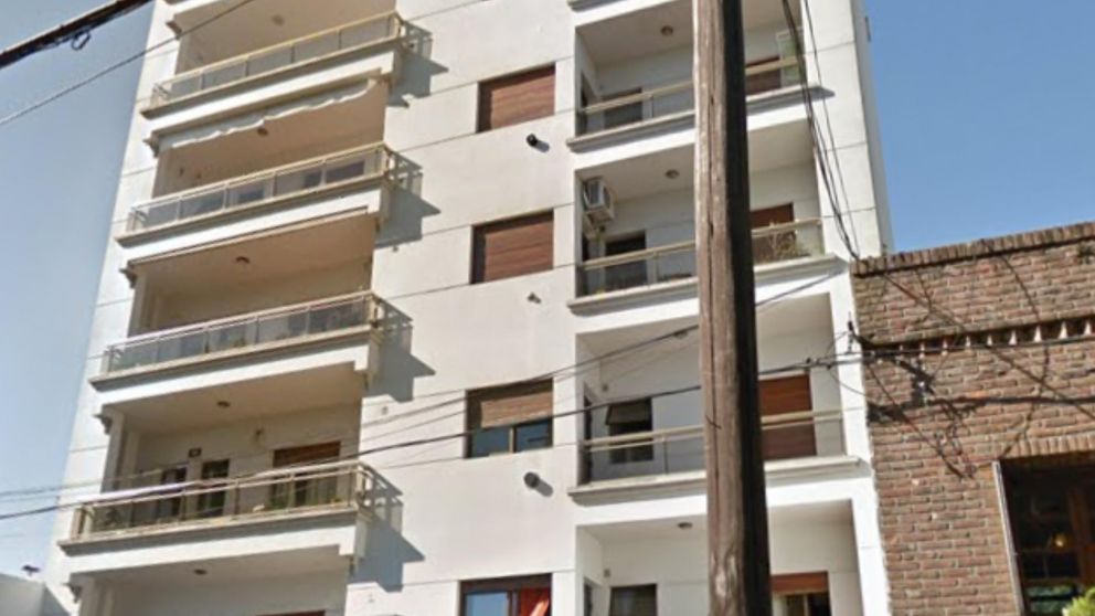 La mujer cayó al querer saltar de un departamento a otro (Google Maps).