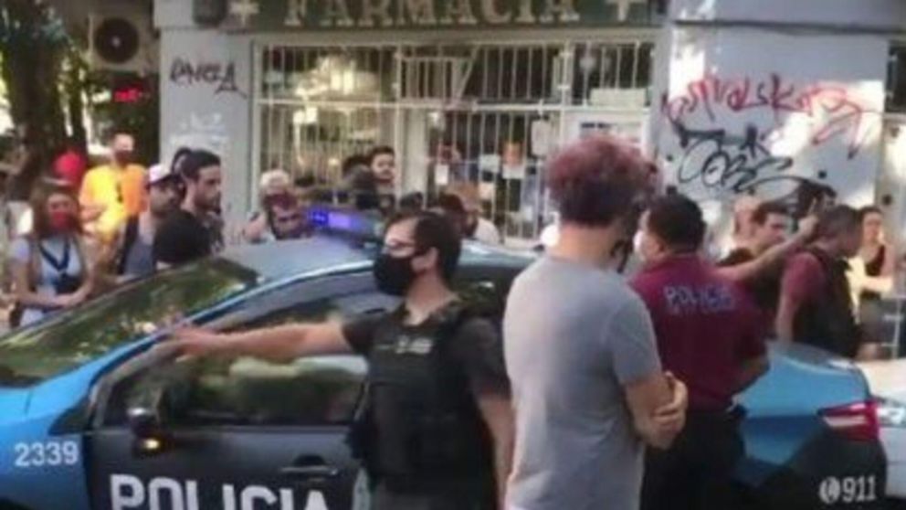 Vecinos y agentes de�la comisar�a Vecinal 14A de la Polic�a de la Ciudad frustraron la huida de los agresores.