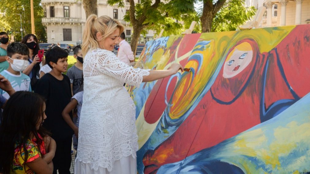 Fabiola Yáñez en Plaza de Mayo con los chicos y chicas de Scholas Ocurrentes.