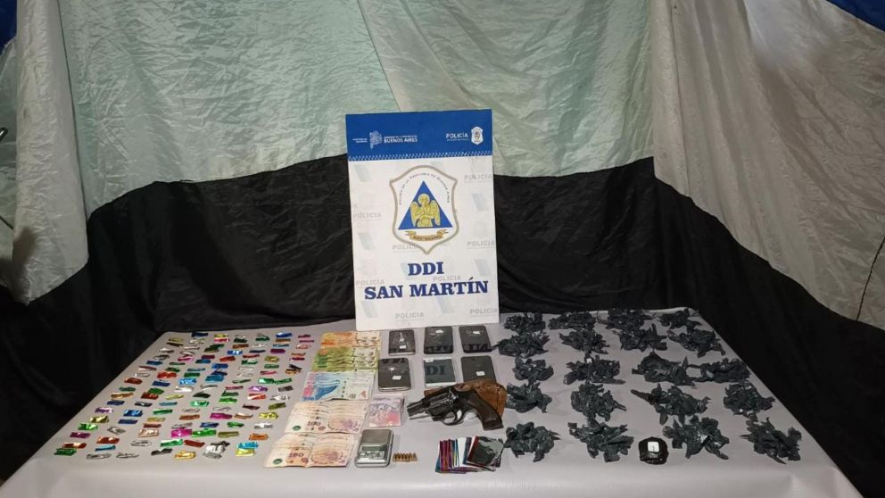 Estos son algunos de los objetos que fueron secuestrados por los funcionarios.