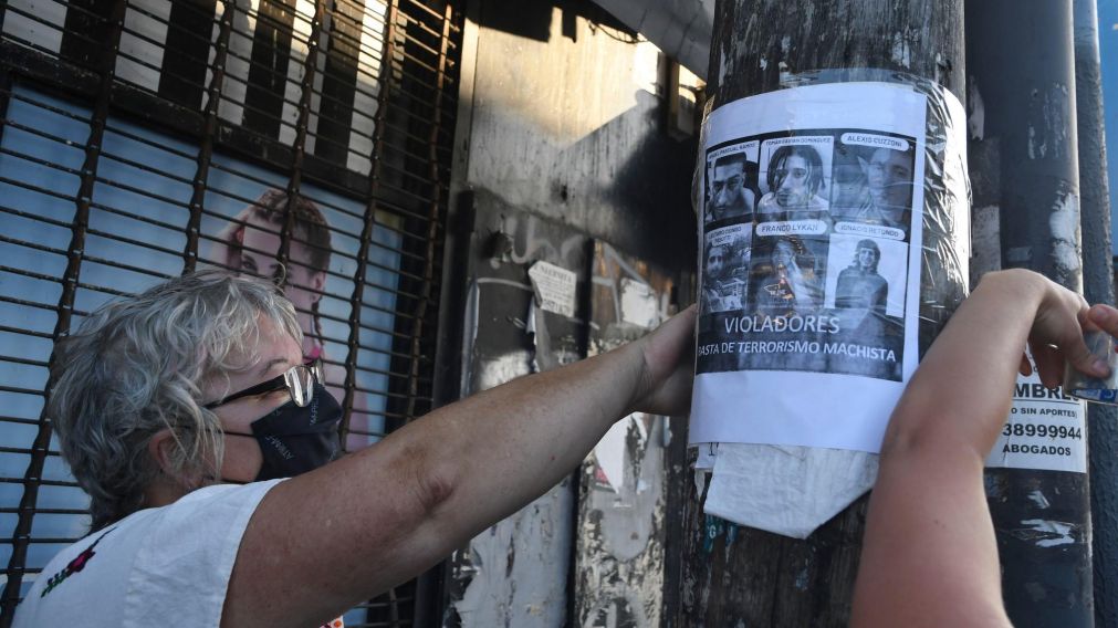 Por la violaci�n grupal de una joven en Palermo hay seis detenidos (T�lam). 