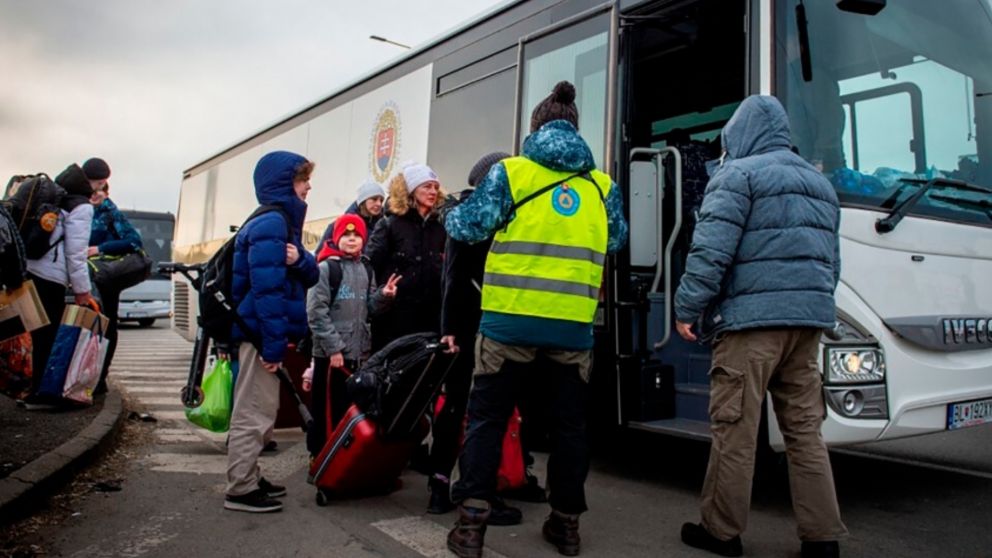 Los civiles de Sumy comenzaron la evacuación de la ciudad para ponerse a salvo de los ataques (Télam).