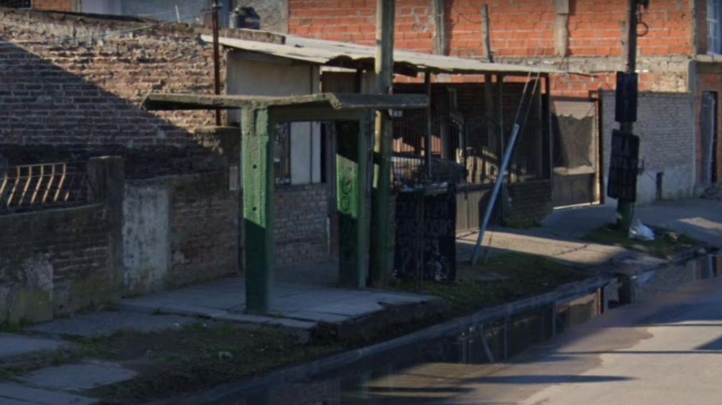 El suceso ocurri� en esta parada de colectivos, ubicada en el sur del Gran Buenos Aires.