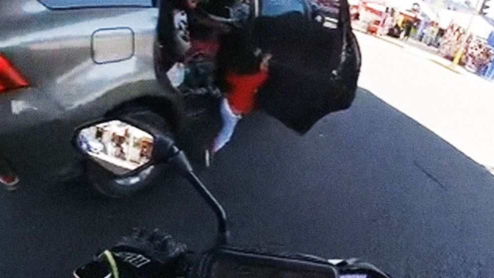 Un joven se percató a tiempo de que un niño estaba por caerse de un auto en movimiento y evitó una tragedia (imagen captura vídeo).