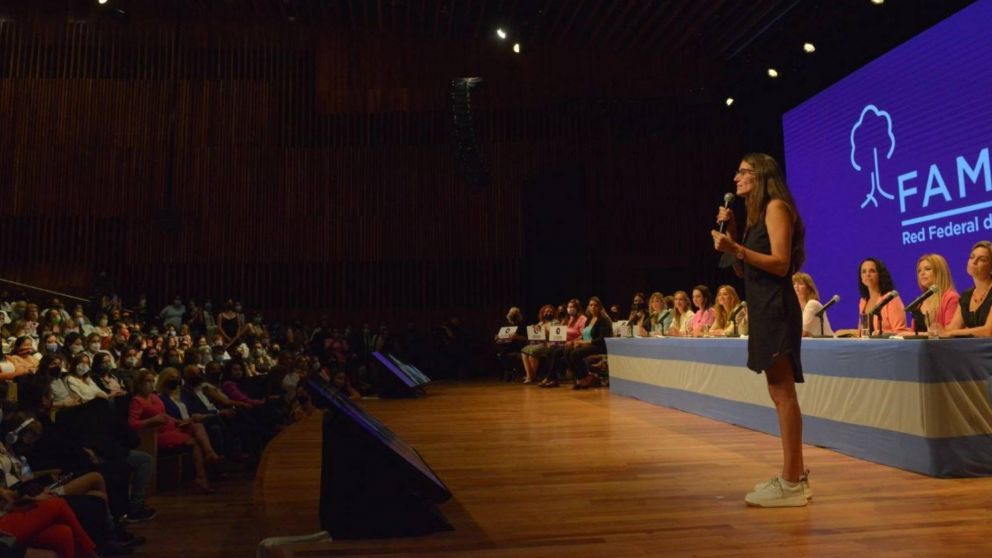 Elizabeth G�mez Alcorta a las mujeres en el CCK: "En cada una de ustedes est� la futura Presidenta".