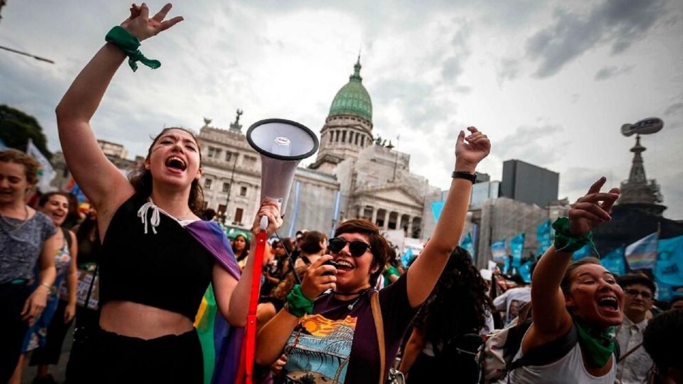 "La deuda es con nosotres y nosotras. �Que la paguen los que la fugaron!", es la consigna del 8M 2022 (Foto: Kala Moreno Parra).