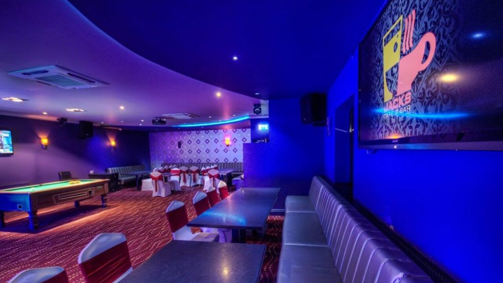 El bar del esc�ndalo tiene una calificaci�n promedio de 4 estrellas en TripAdvisor.
