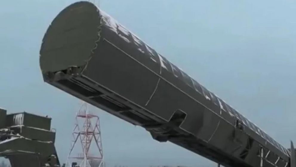 El Satan 2 tambi�n podr�a llevar hasta 10 cabezas nucleares pesadas o 16 ligeras.