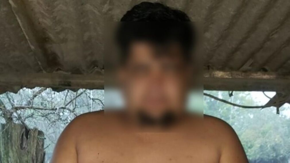 Este es el sujeto, de 25 años, que fue arrestado por el crimen de su hermano.