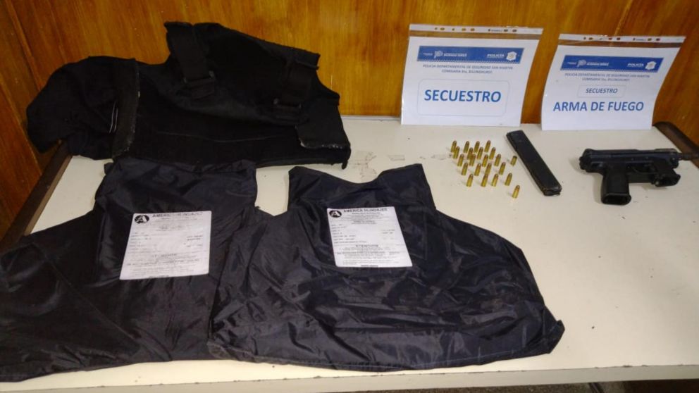 Algunos de los elementos que fueron incautados por los funcionarios policiales.