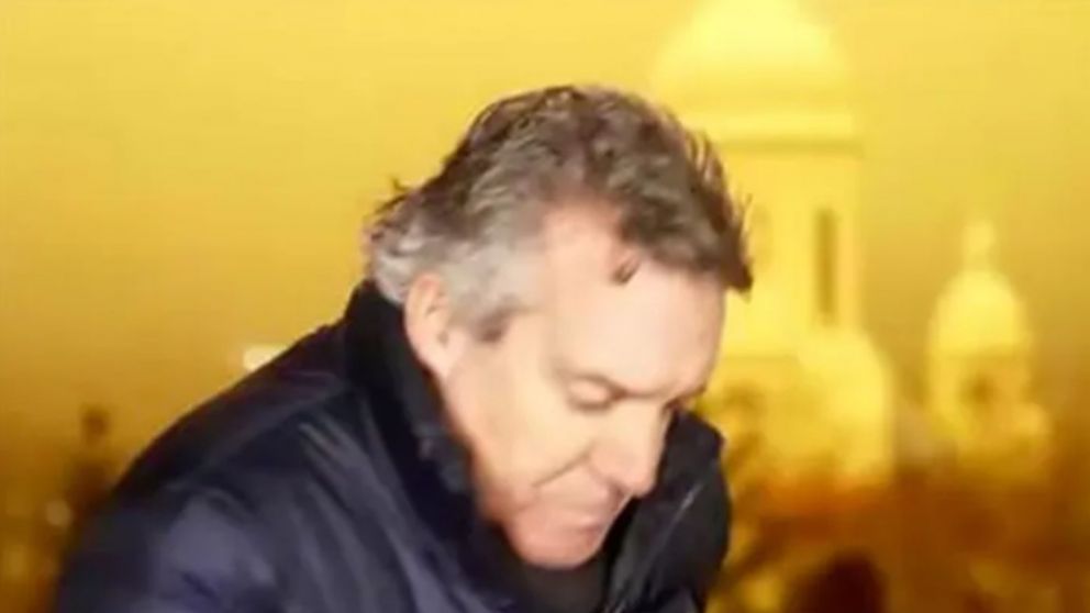 El periodista norteamericano Charlie D’Agata vivió en carne propia el impacto de los bombardeos.