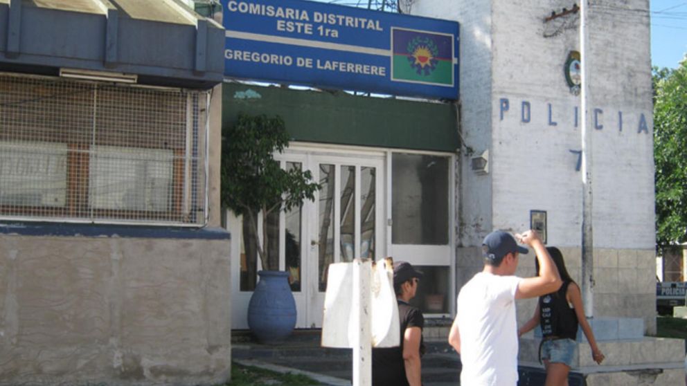 Pesquisas policiales de esta comisaría buscan al sospechoso.