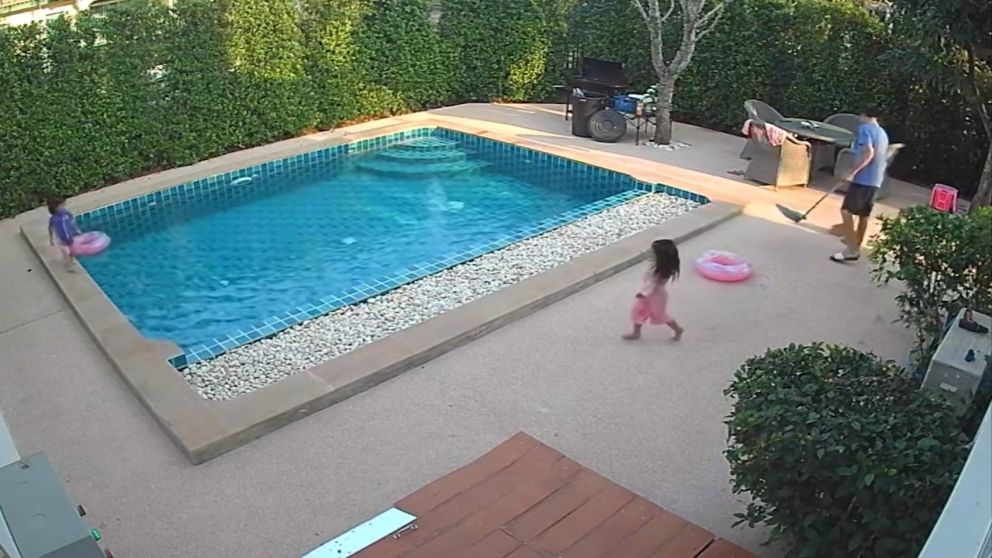 Así una nena de 3 años salvó a su hermanita de morirse ahogada en una pileta (imagen captura vídeo).