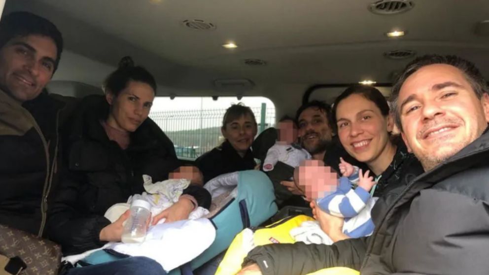Las cinco familias argentinas que tuvieron sus bebes por vientre subrogado salieron por Polonia (Cancillería Argentina).