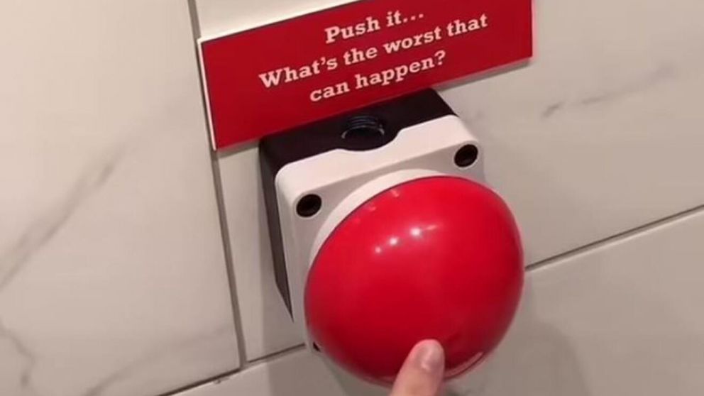 El misterioso "botón rojo" está ubicado en un baño de Reino Unido (TikTok).